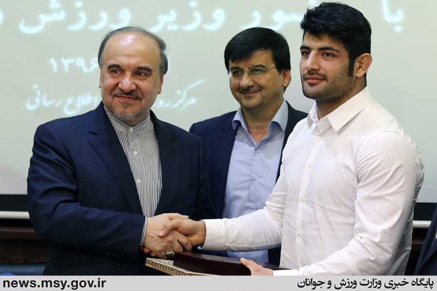 وزیر ورزش و جوانان با اهدای 10 سکه از علیرضا کریمی تقدیر کرد
